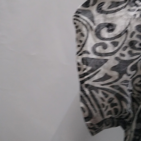 J Valdi grey and white geometric swirls tunic - Picture 3 of 9